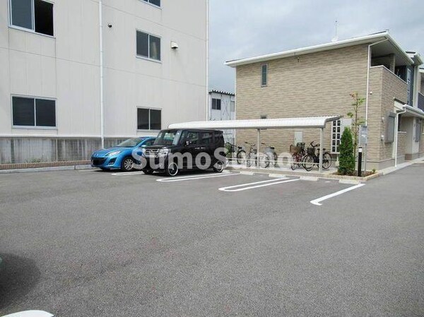 駐車場(車をお持ちの方に嬉しい駐車場付きの物件です)