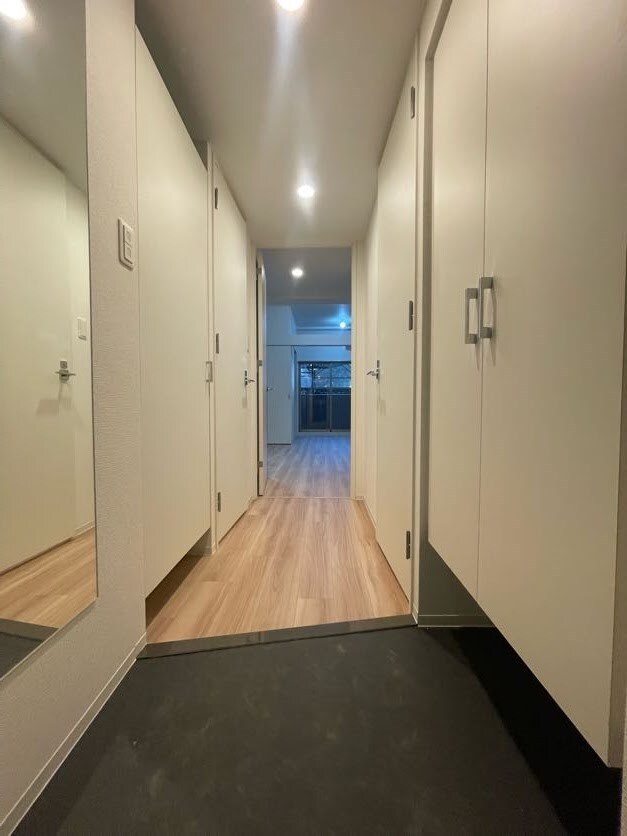 物件内観写真4　(明るい玄関です)