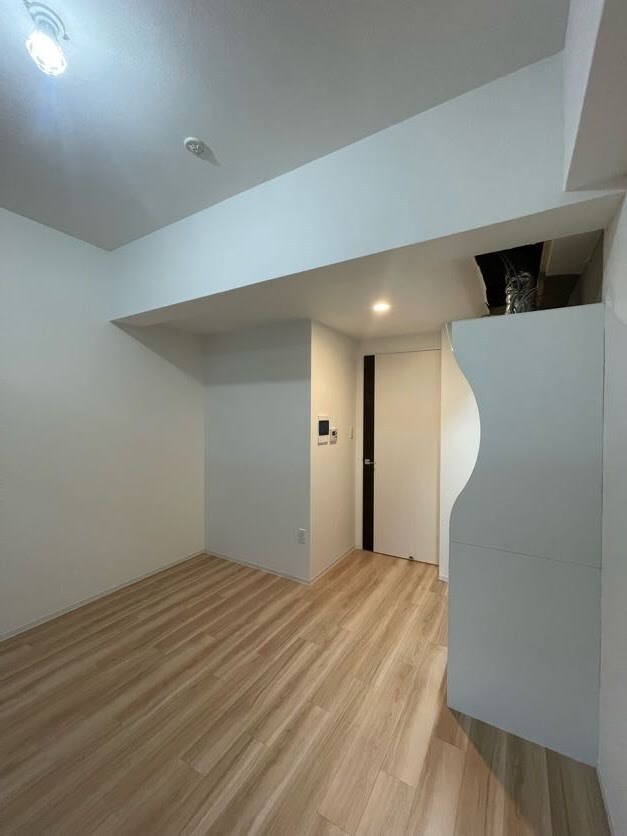 物件内観写真16　(こちらのリビングで趣味の時間をお楽しみください)