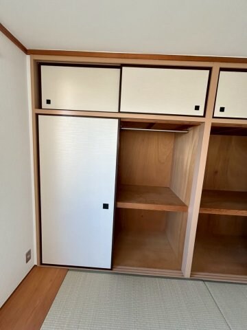 物件内観写真7　(小物を収納するのに便利です)