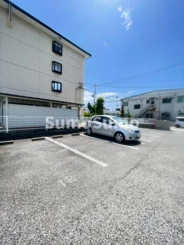 物件外観写真2　(車をお持ちの方に嬉しい駐車場付きの物件です)