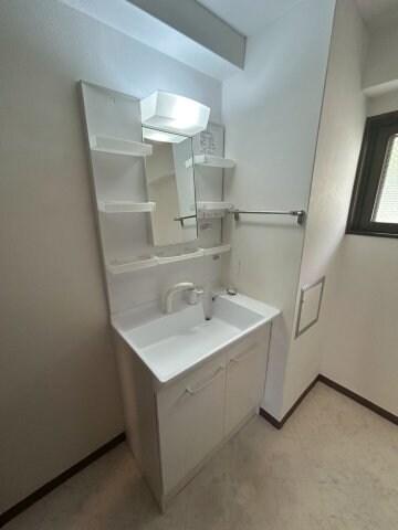 物件内観写真24　(独立洗面台で身支度をすべて済ませてしまいましょう)