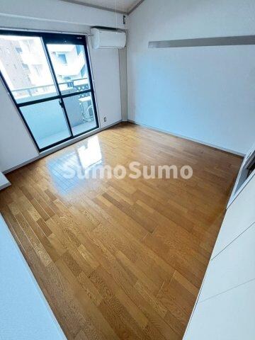 物件内観写真5　(こちらの居間で趣味の時間をお楽しみください)