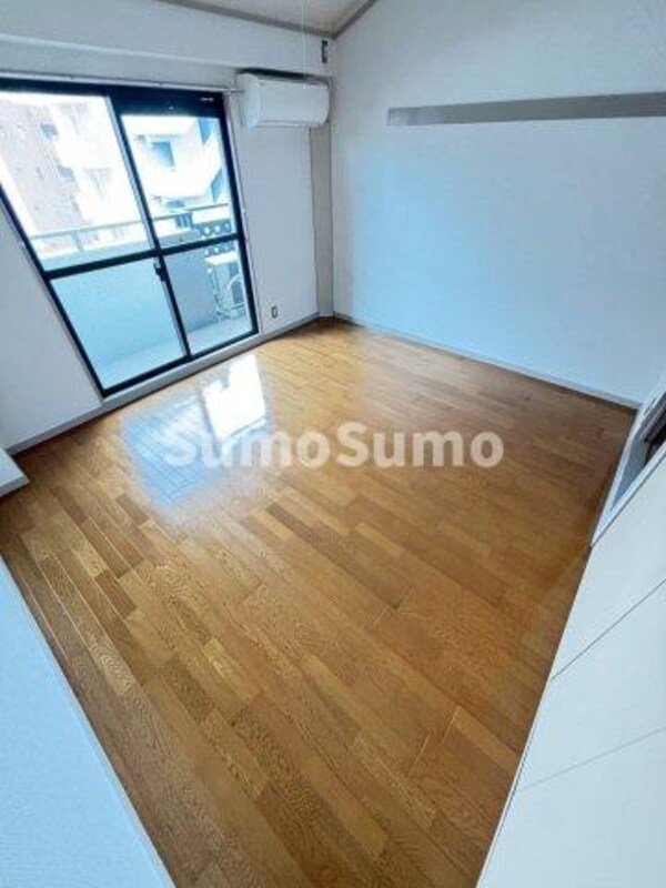 居室(こちらの居間で趣味の時間をお楽しみください)