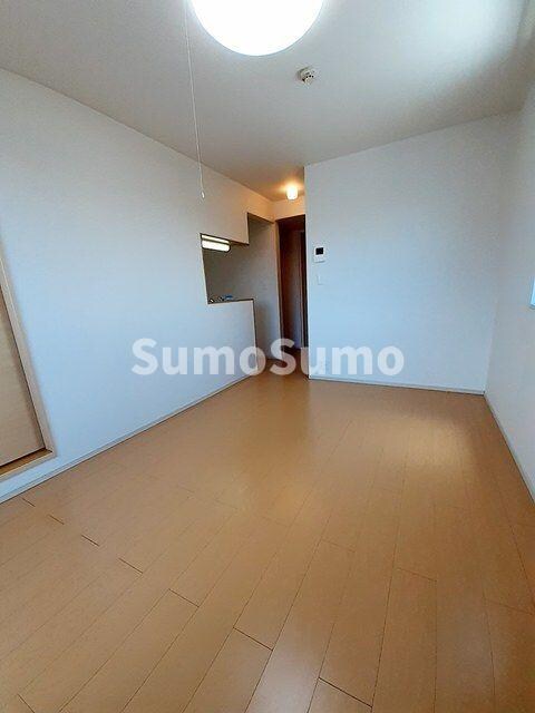 物件内観写真4　(こちらの居間で趣味の時間をお楽しみください)