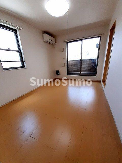 物件内観写真6　(落ち着いた色調の寝室です)