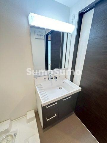 物件内観写真9　(明るい洗面所です)