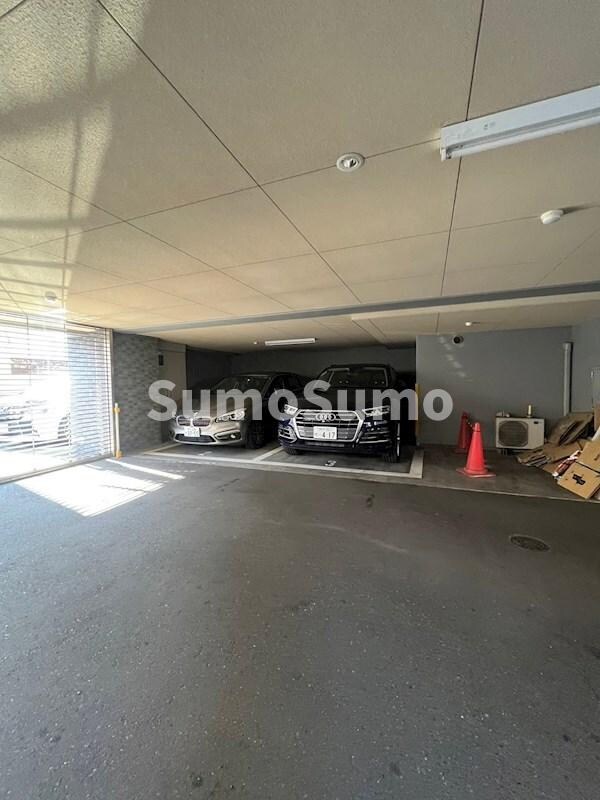 物件外観写真2　(駐車場があるので、車を買う予定の方も安心です)