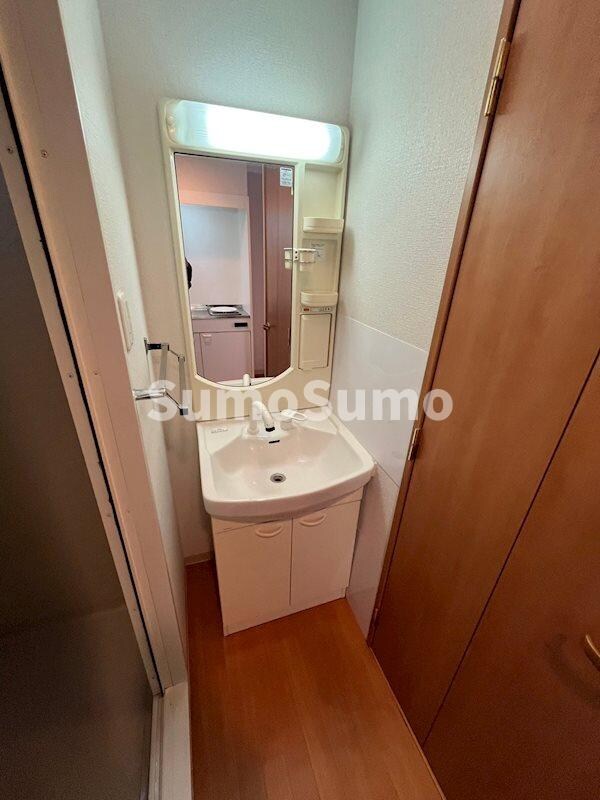 物件内観写真10　(独立洗面台、朝の身支度には欠かせません)