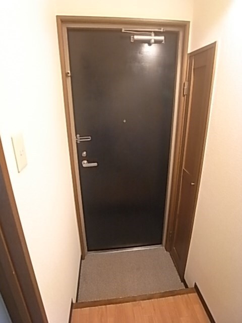 物件内観写真4　(落ち着いた玄関です)