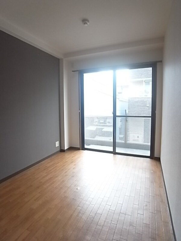 寝室(広くて明るい寝室)