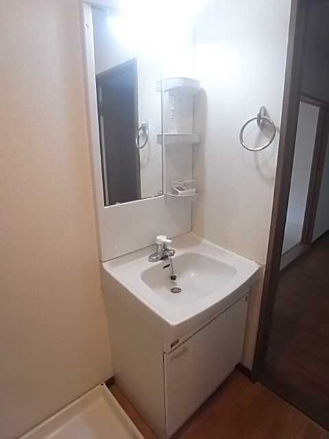 物件内観写真12　(朝の身支度には欠かせない独立洗面化粧台)