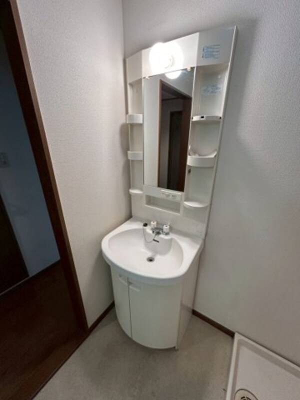 独立洗面台(独立洗面台、朝の身支度には欠かせません)