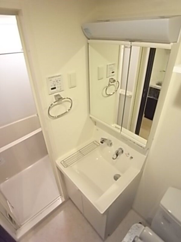 独立洗面台(独立洗面台あり、毎朝おしゃれに忙しい女性の方におすすめです)