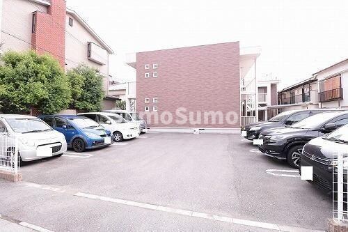 物件外観写真2　(駐車場があるので、車を買う予定の方も安心です)