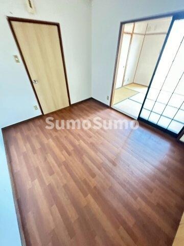 物件内観写真19　(明るい色調の室内です)