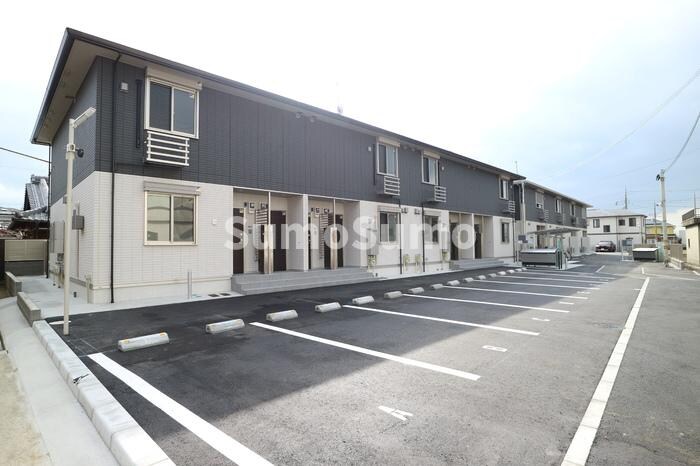 物件外観写真2　(駐車場があるので、車を買う予定の方も安心です)