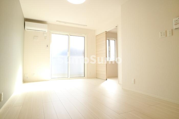 物件内観写真5　(おしゃれな居間です)