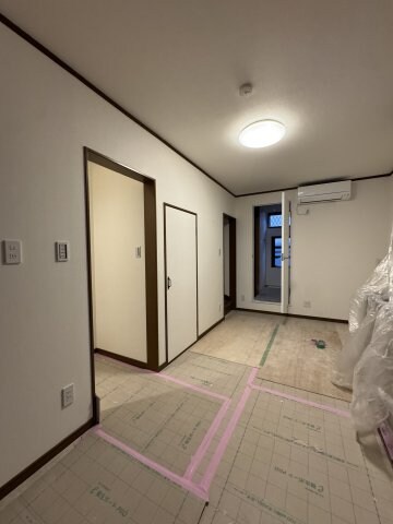 物件内観写真3　(こちらのリビングで趣味の時間をお楽しみください)