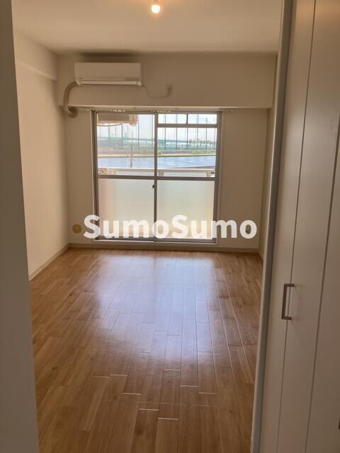 物件内観写真4　(ゆったりとしたリビングです)