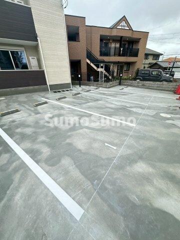 物件外観写真2　(駐車場があるので、車を買う予定の方も安心です)