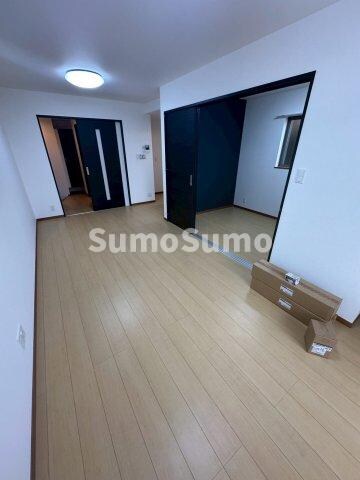 物件内観写真21　(こちらの居間で趣味の時間をお楽しみください)