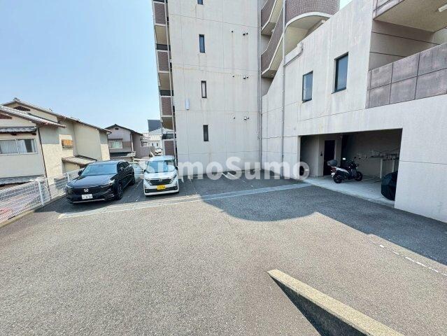 物件外観写真2　(駐車スペースもあります)