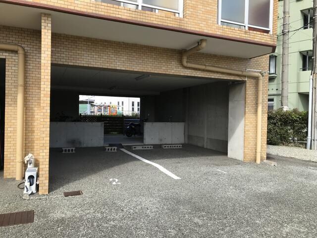 物件外観写真2　(屋根付き駐車場　空きございま… )