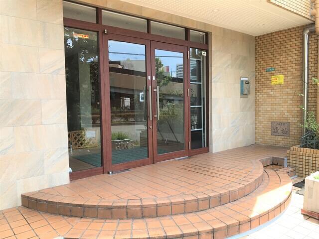 物件外観写真4　(令和４年６月エントランス改修… )