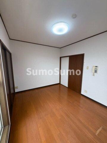 物件内観写真5　(落ち着いた色調の寝室です)