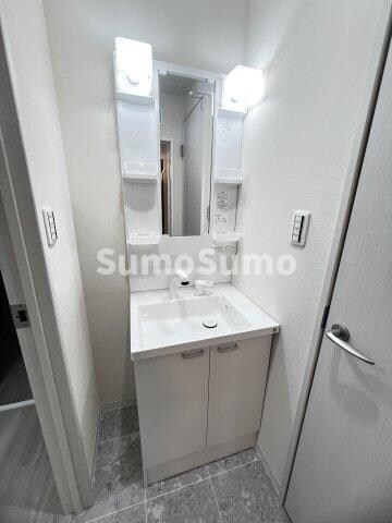 物件内観写真5　(独立洗面台で身支度をすべて済ませてしまいましょう)