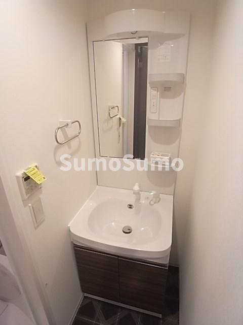 物件内観写真8　(広い洗面スペース)