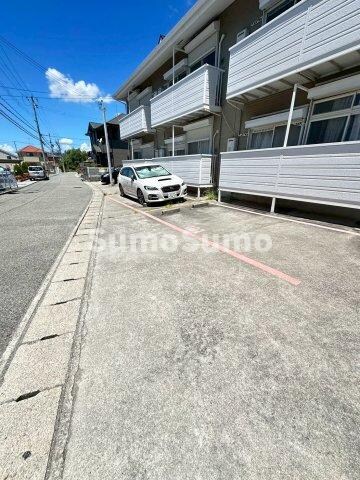 物件外観写真2　(車をお持ちの方に嬉しい駐車場付きの物件です)