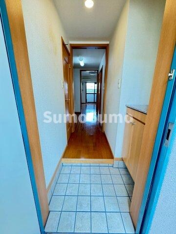 物件内観写真4　(明るい玄関です)