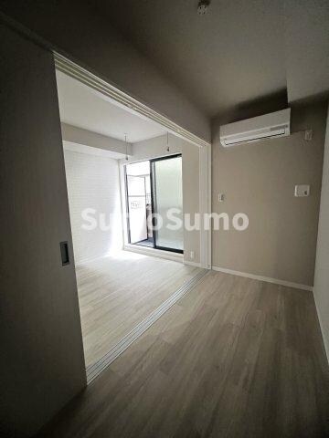 物件内観写真4　(個人の部屋や寝室として使える洋室です)