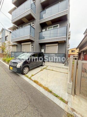 物件外観写真2　(車をお持ちの方に嬉しい駐車場付きの物件です)