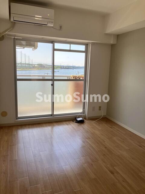 物件内観写真6　(広くて明るい寝室)