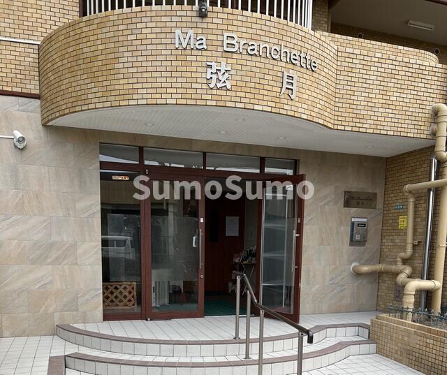 物件外観写真3　(ゆとりのあるエントランスです)