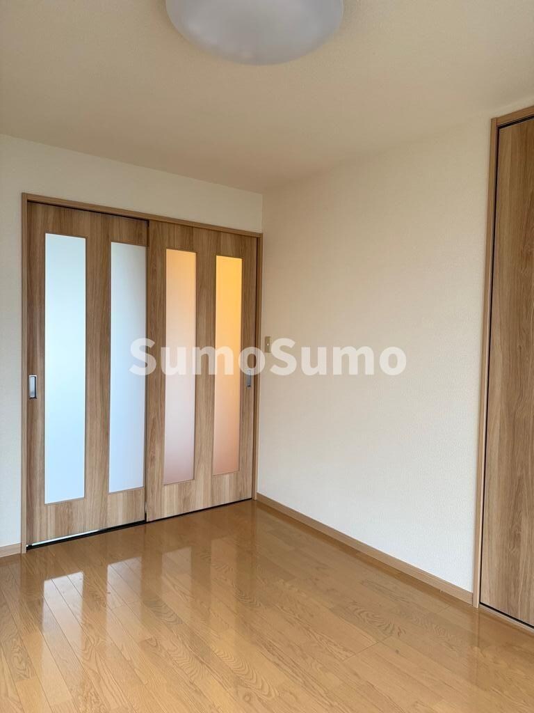 物件内観写真4　(広くて明るい寝室)