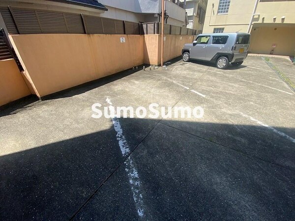 駐車場(駐車場に車を止められます)