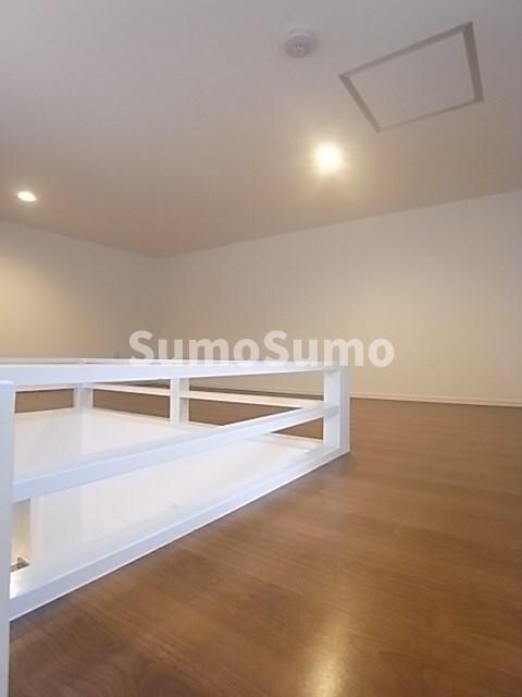 物件内観写真5　(落ち着いた色調の寝室です)