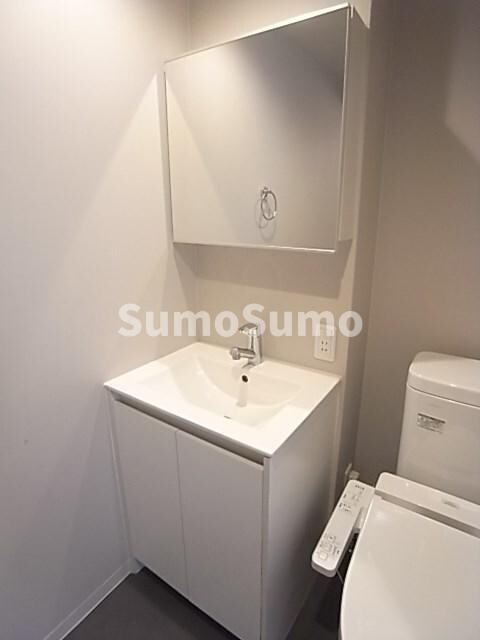 物件内観写真9　(独立洗面台、小物を置くことができて便利です)