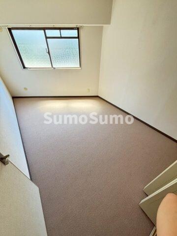 物件内観写真8　(広くて明るい寝室)