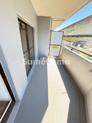 物件内観写真16　(外からの目が気にならないバルコニーで洗濯物が干せます)