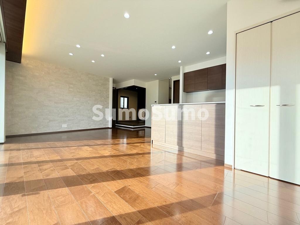 物件内観写真8　(こちらのリビングで趣味の時間をお楽しみください)