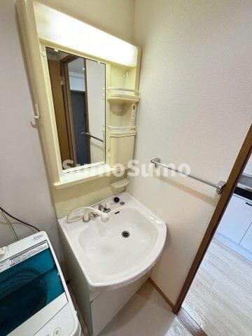 物件内観写真10　(ゆったりとスペースのある洗面所)