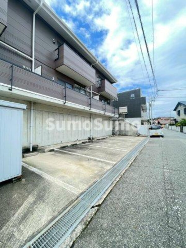 駐車場(車をお持ちの方に嬉しい駐車場付きの物件です)