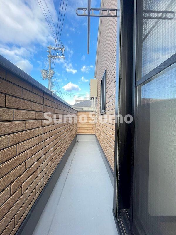 物件内観写真7　(お洗濯にも便利なバルコニー付き)