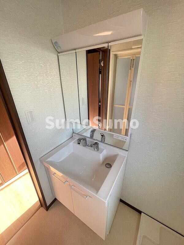 物件内観写真10　(朝の身支度には欠かせない独立洗面化粧台)