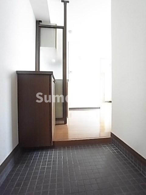 物件内観写真6　(収納もある玄関です)